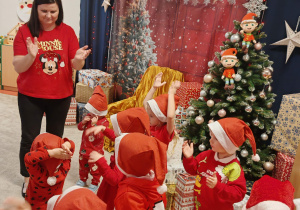 Krasnale tańczą z wychowawcą