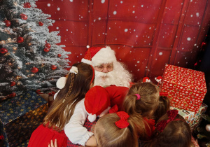 Dzieci przytulają Mikołaja