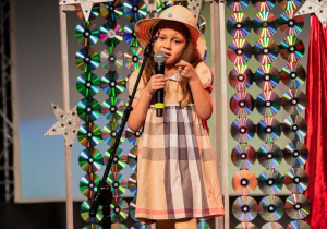 Kornelia śpiewa na scenie .