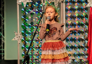 Zuzanna śpiewa swoją piosenkę.