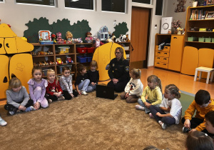 Rozmowa Pani Komendant z dziećmi.