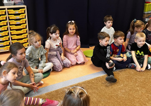 Przedszkolaki uważnie słuchają.