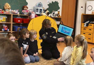 Pani Komendant tłumaczy film edukacyjny.