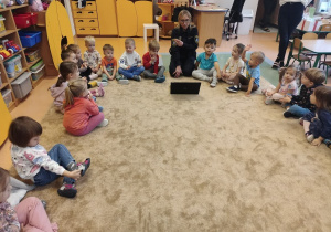 Dzieci słuchają pogadanki .