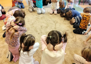 Dzieci ćwiczą jak bronić sie przed atakiem psa.