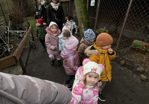 Dzieci idą w parach