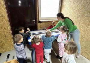 Dzieci razem z panią grają w grę