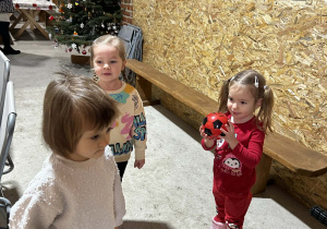 Dziewczynka podaje dzieciom piłkę