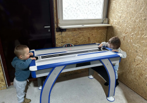 Chłopiec i dziewczynka grają w grę