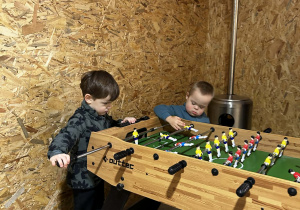 Chłopcy grają w piłkarzyki