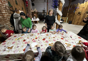 Dzieci dekorują pierniczki
