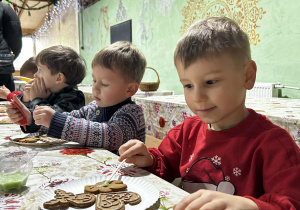 Chłopcy dekorują pierniczki