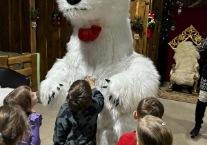 Dzieci witają ogromnego misia