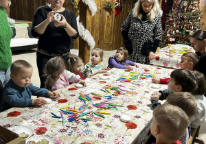 Pani tłumaczy zadanie do wykonania