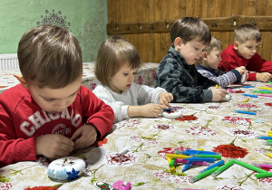 dzieci dekorują bombki