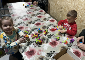 Chłopiec i dziewczynka bawią się