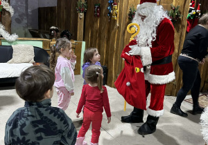 Mikołaj wita dzieci z grupy "Misie"