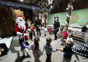 Mikołaj bawi się razem z dziećmi
