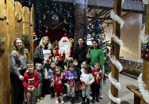 Grupowe zdjęcie z Mikołajem