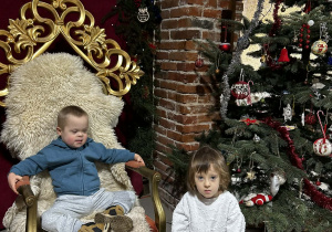 Chłopiec i dziewczynka pozują do zdjęcia