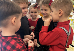 Dzieci dzielą się opłatkiem