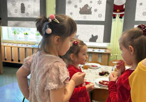 Dziewczynki składają sobie życzenia