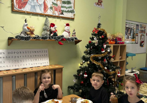 Dzieci jedzą wigilijne potrawy