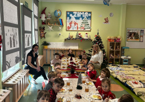 Grupowe zdjęcie przy wigilijnym stole