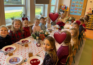 Dzieci siedzą przy stole