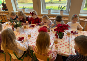 Dzieci jedzą barszcz czerwony