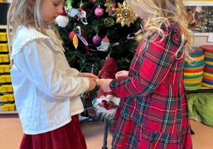 Dziewczynki dzielą się opłatkiem