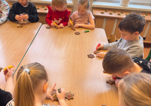 Dzieci dekorują swoje pierniki