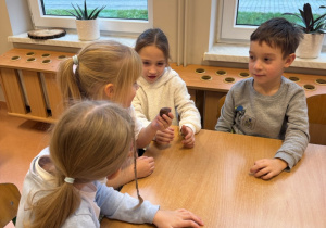 Dzieci wąchają kawałek surowego ciasta