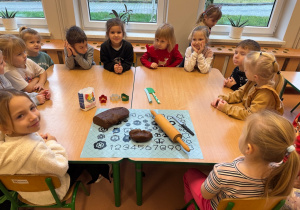 Dzieci siedzą przy stole