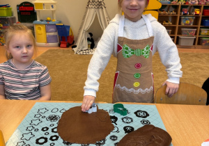 Dziewczynka wykrawuje pierniczka