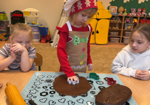 Dziewczynka wykrawuje pierniczka