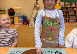 Dziewczynka trzyma foremkę