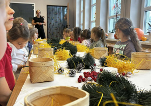 Dzieci słuchają poleceń pani