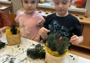 Chłopiec i dziewczynka tworzą stoiki