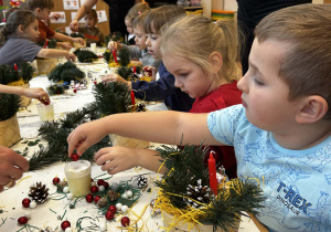 Dzieci ozdabiają koszyczki