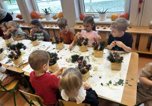 Dzieci ozdabiają koszyczki