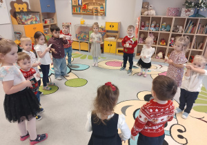 dzieci słuchają świątecznych życzeń