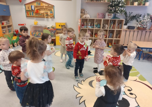 dzieci dzielą się opłatkiem