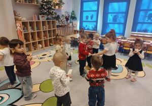 przedszkolaki składają sobie życzenia