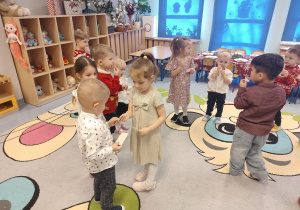 przedszkolaki składają sobie życzenia