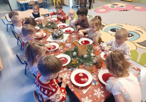 dzieci przy świątecznym stole
