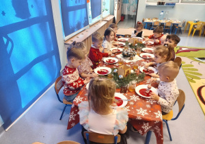 przedszkolaki przy świątecznym stole