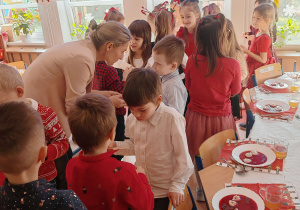 dzieci dzielą się opłatkiem