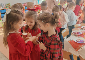 dzieci dzielą się opłatkiem