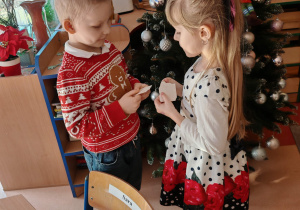 dzieci dzielą się opłatkiem